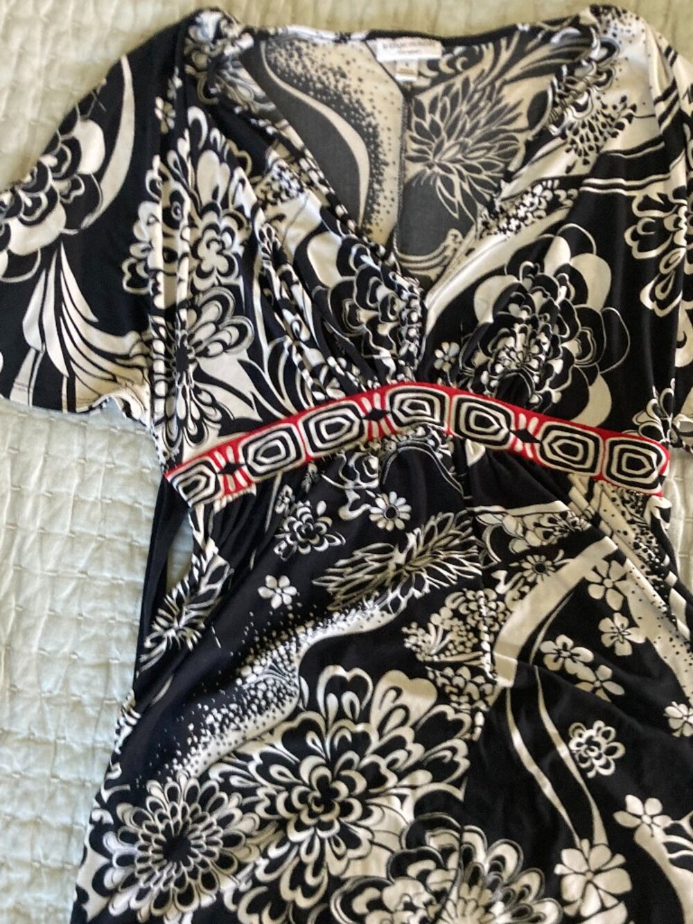 Liz Lange Maternity  size S Black and White Wrap top